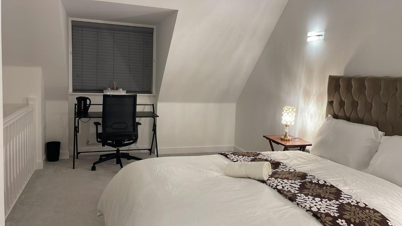 Deluxe En Suite Bedroom With Free On Site Parking 밀턴 케인즈 외부 사진